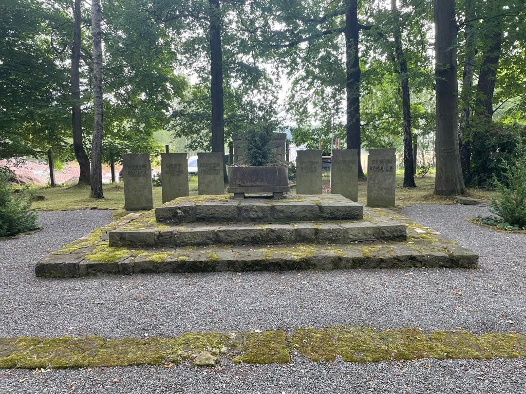 Das Kriegerdenkmal auf dem ehemaligen Anstaltsfriedhof.