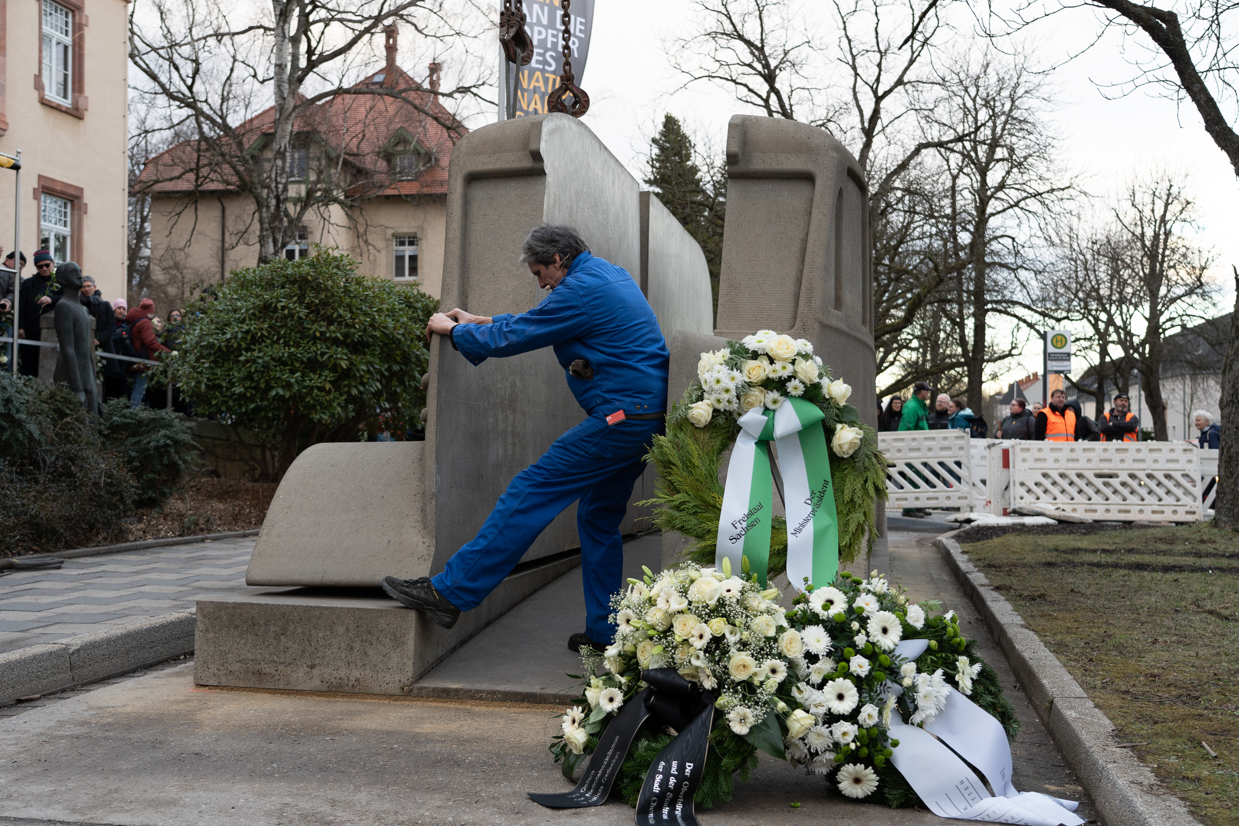 Das Denkmal der Grauen Busse wird in Chemnitz aufgebaut.