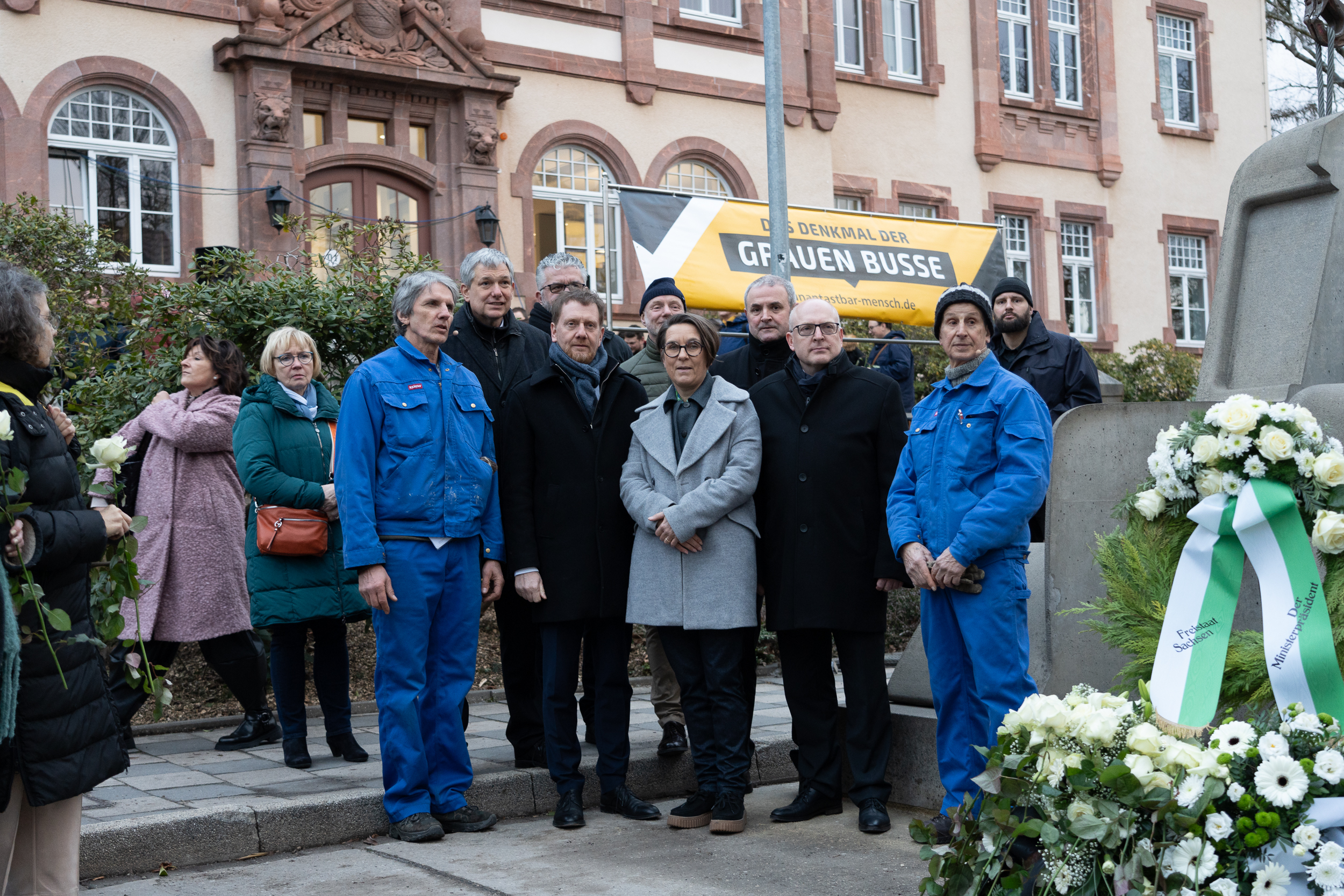 Feierliche Übergabe des Denkmals der Grauen Busse an die Geschäftsleitung des SFZ im Beisein von Ministerpräsident, Oberbürgermeister und weiteren Persönlichkeiten