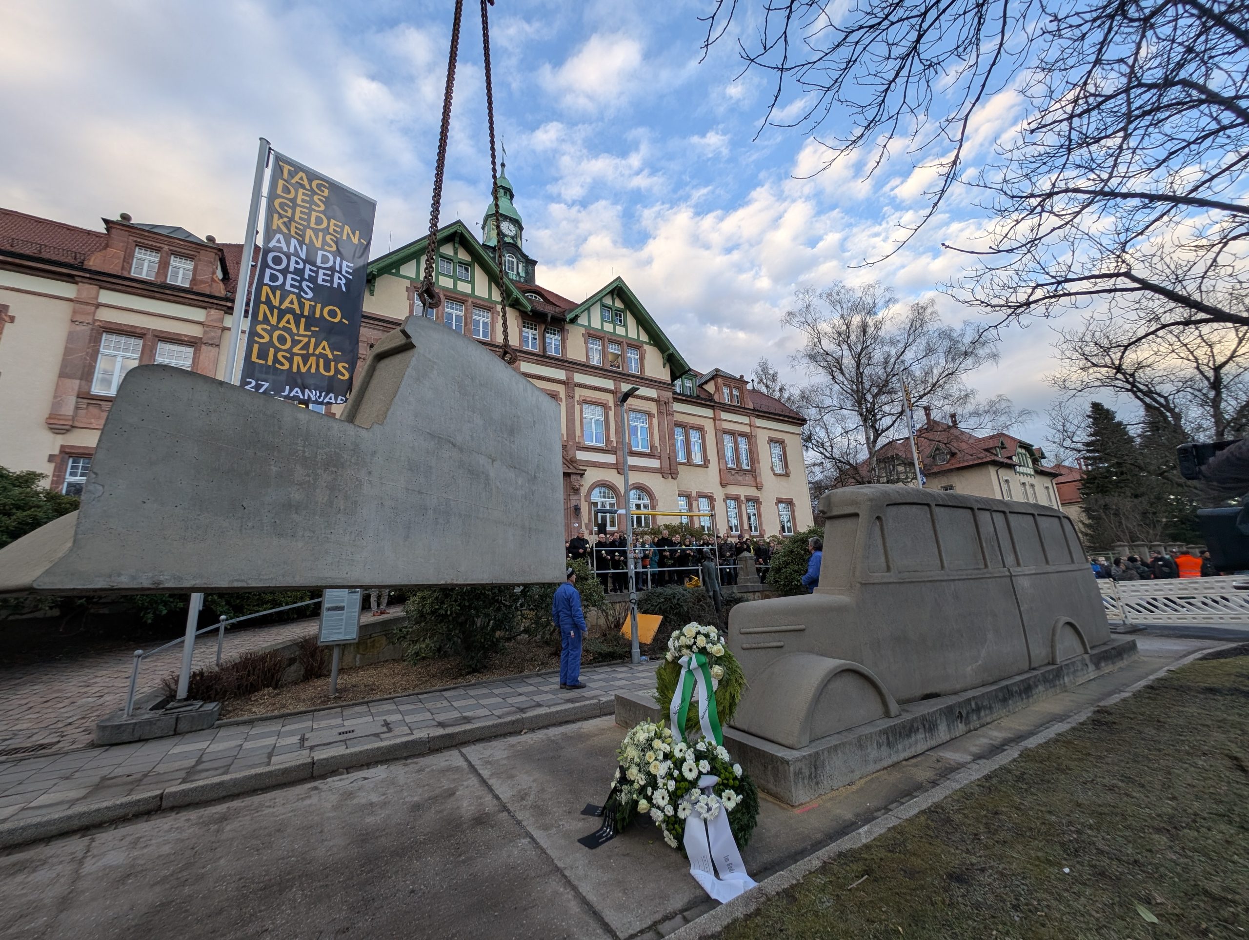 Beim Aufbau des Denkmals der Grauen Busse in Chemnitz wird das letzte Teil gesetzt.